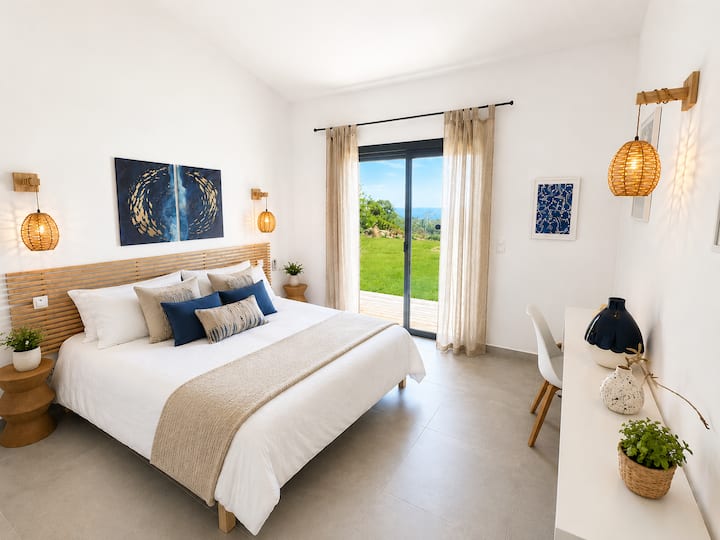 Habitación 5 con acceso a la piscina y terraza con vista al mar