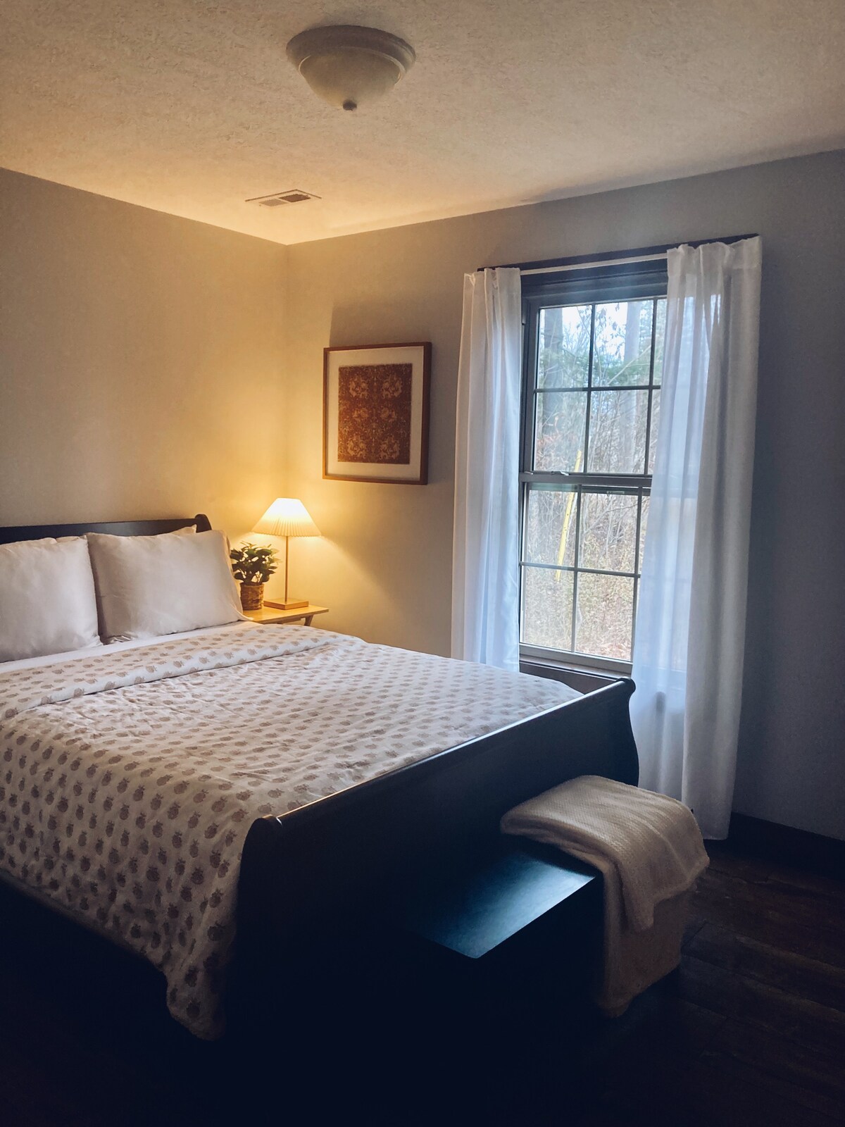 مرتبة فاخرة بحجم كوين، مع خزانة كبيرة وشماعات للملابس. 