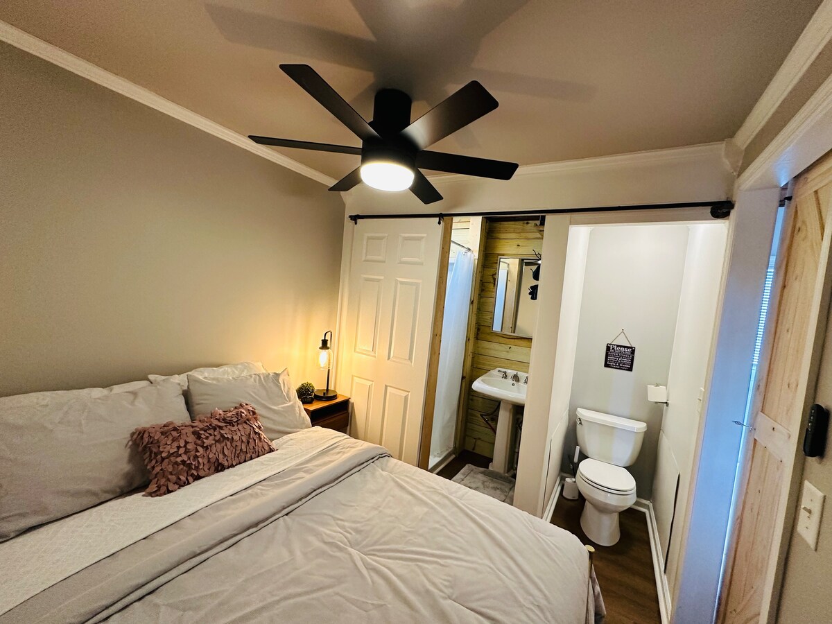 Industrial Chic Tiny Cabin 2.5mi away Chateu Elan