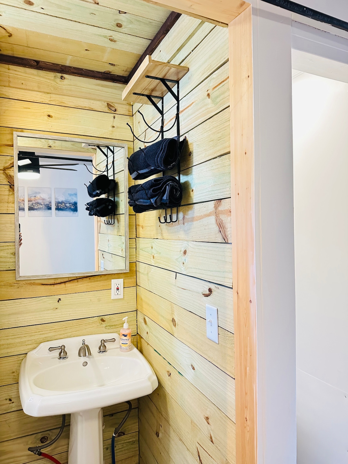 Industrial Chic Tiny Cabin 2.5mi away Chateu Elan