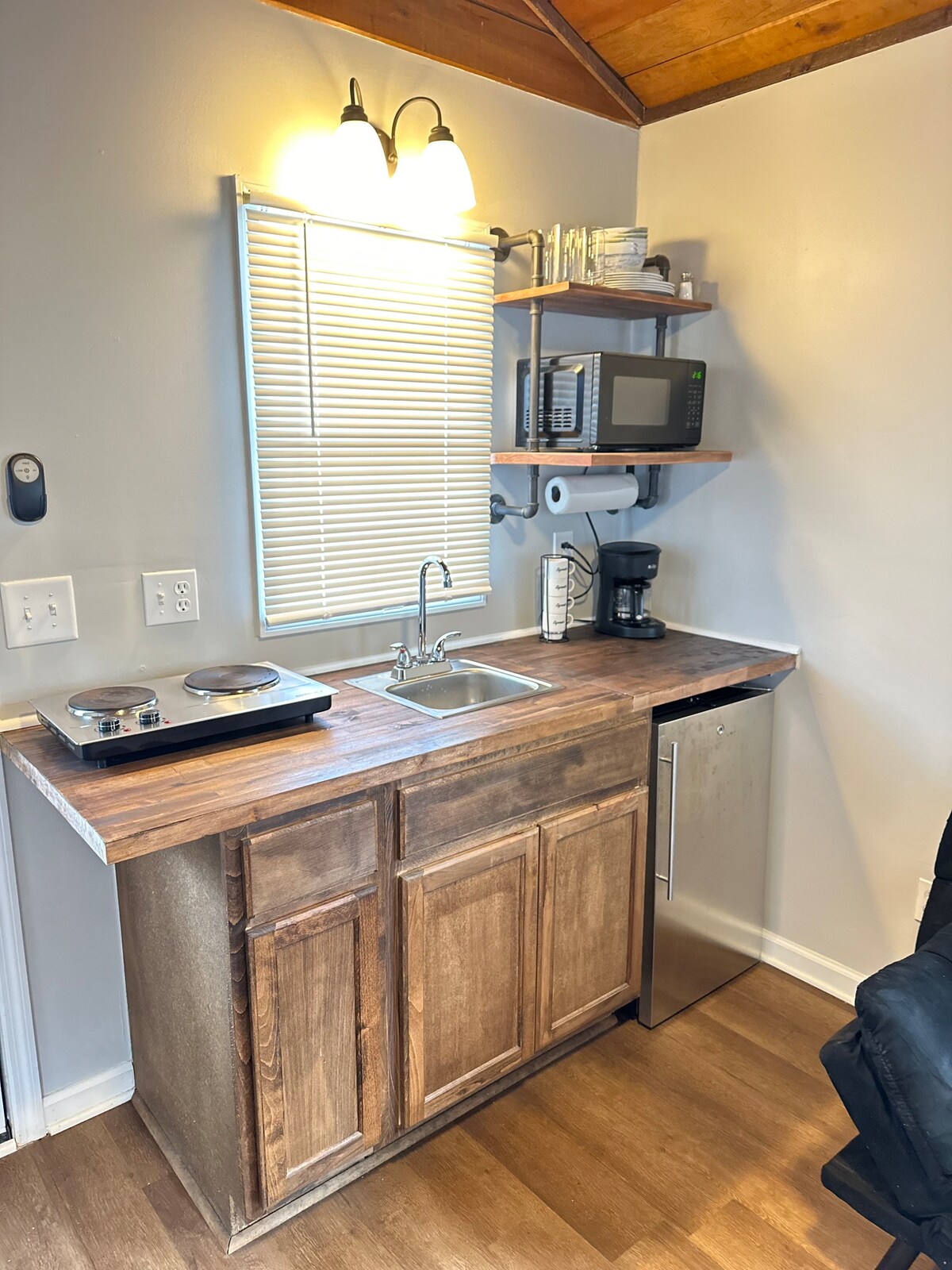 Industrial Chic Tiny Cabin 2.5mi away Chateu Elan