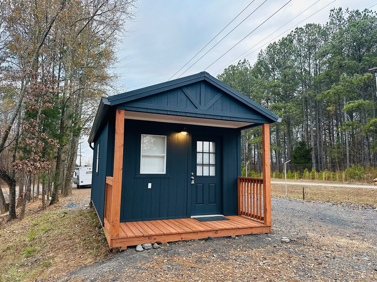 Industrial Chic Tiny Cabin 2.5mi away Chateu Elan