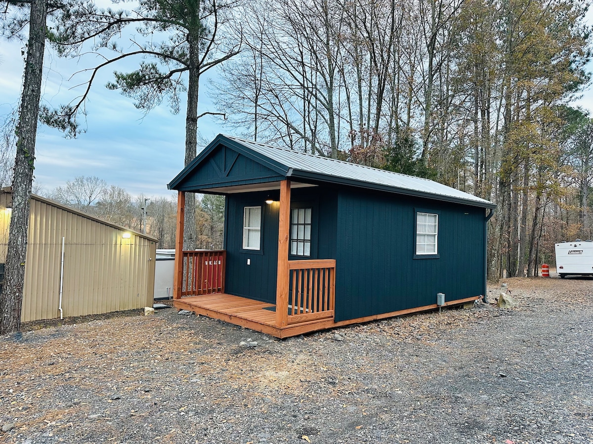 Industrial Chic Tiny Cabin 2.5mi away Chateu Elan