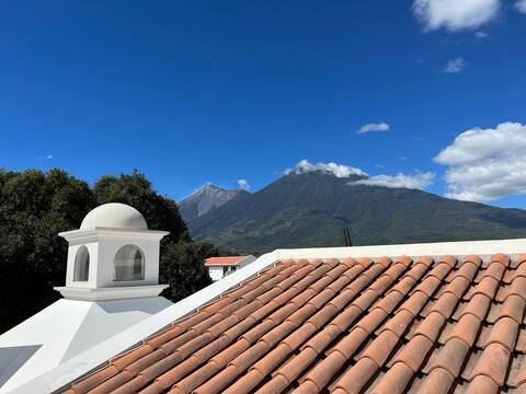 Fully Equipped 3 BR w/ Pool + Volcano Views