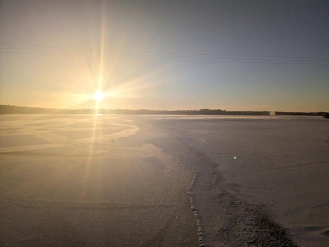 Winter Wonderland-Fully Stocked Lake House!