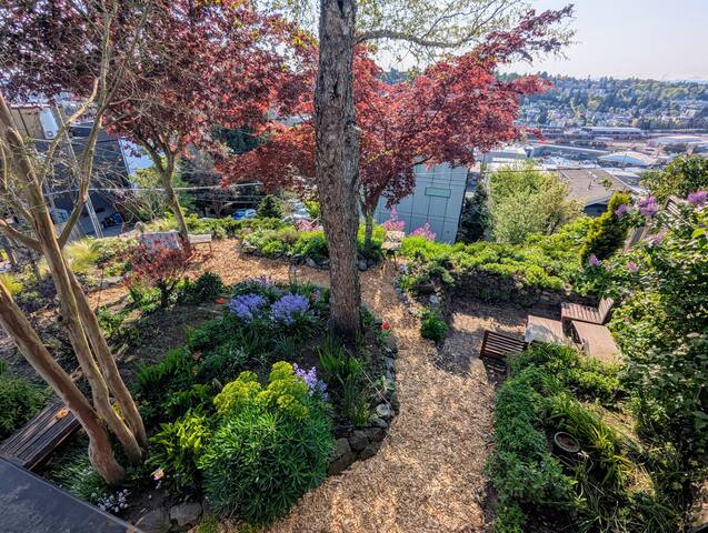 Beautiful Inside & Out · 4bd/2bath · AC! gallery image 4