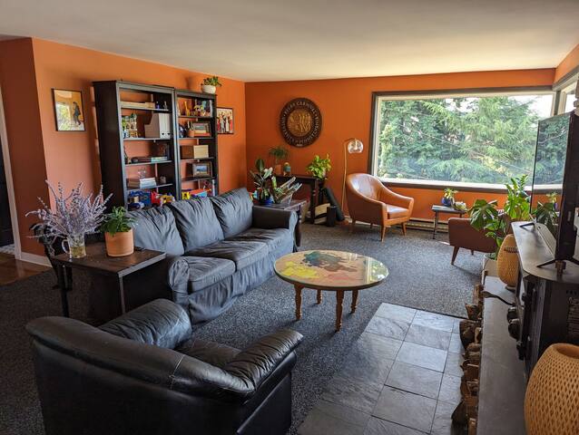 Beautiful Inside & Out · 4bd/2bath · AC! gallery image 5