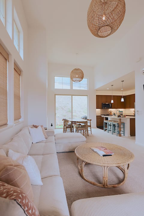 Top Airbnb: Support Local Pool Spa Gym Top 10% Family Friendly in Makaha Valley