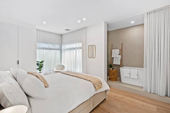 Iluka on the Avenue; 150m to shops, aircon, NEW