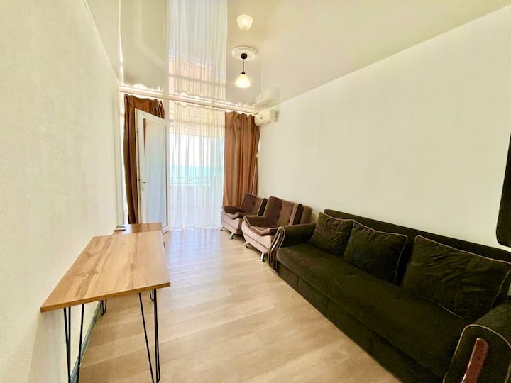 Unutrašnjost je obnovljena: stan je svježe renoviran u lipnju, a sada ima bijele tapete za maksimalan osjećaj svjetline i sunčeve svjetlosti!