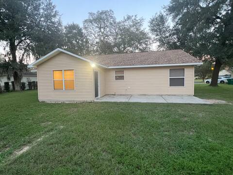 Get cozy in this Renovated home by the Villages