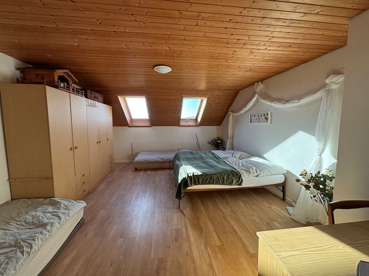 Das Doppelbett besteht aus zwei Einzelbetten.