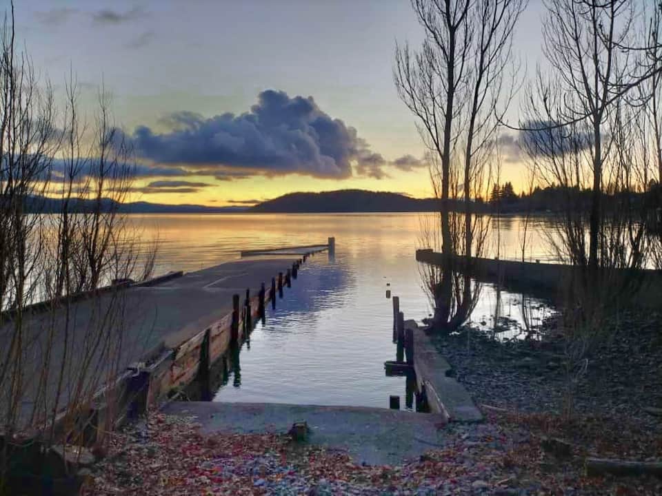 A small timber cabin on Nahuel Huapi, San Carlos de Bariloche, Río Negro, Argentina, photo 1 of 10