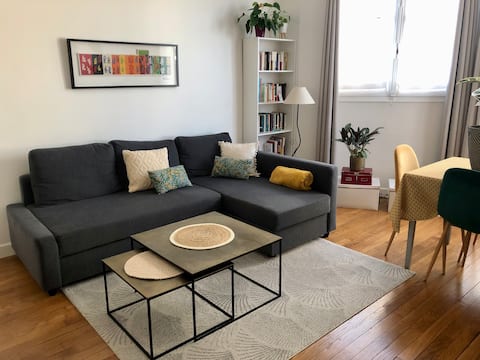 Popular Airbnb listing: Beautiful parisian apartment with fantastic view in Paris 7e Arrondissement