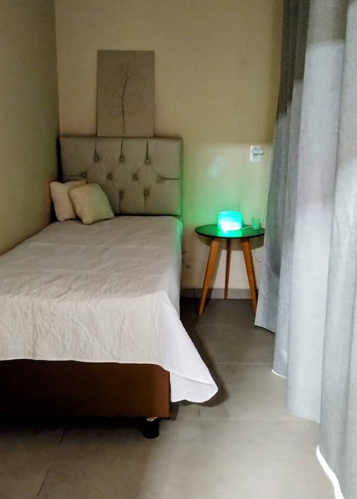 Chambre simple, lit armoire, vue sur la piscine.