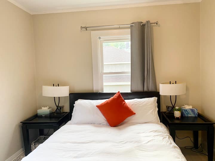 спалня с блокирана завеса