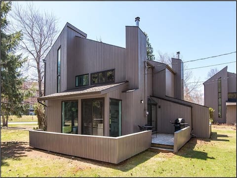 Popular Airbnb listing: PEAK - Chalet Mont St-Anne in Beaupré