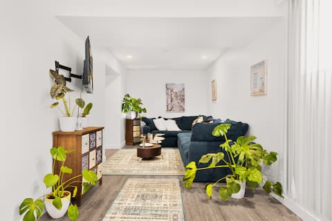 Top performing Airbnb: Comfortable Edmonton Suite Close to West Ed Mall in Glenwood