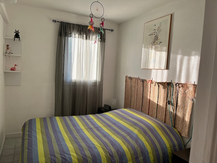 Cama de 2 plazas con aire acondicionado reversible. 