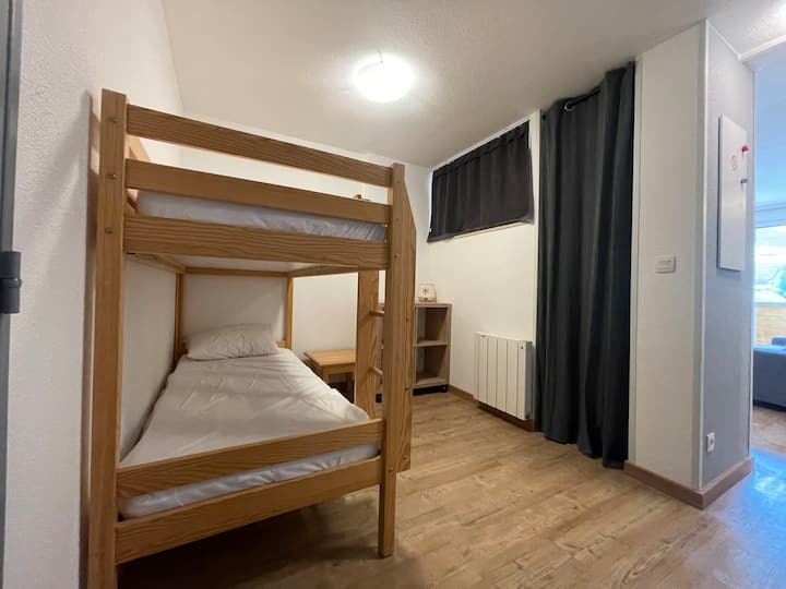 سرير بطابقين في الزاوية الجبلية - إطلالة خلفية عند باب المدخل - 