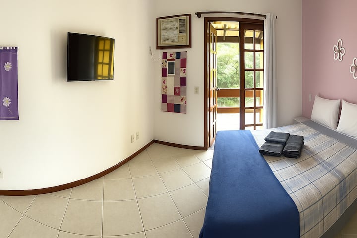 جناح بسرير مزدوج، شرفة بإطلالة على الشارع، مكيف هواء، تلفزيون (بياضات مقابل رسوم إضافية)