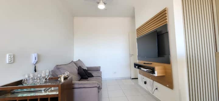 Relájate y descansa mientras ves tus series favoritas y recargas las pilas para un nuevo día en el mar.