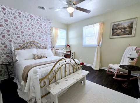 Charming riverside cottage-firepit, yard, Pets