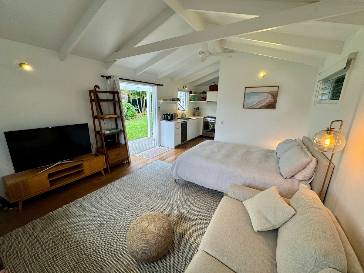 Popular Airbnb listing: Sunny North Avalon Beach Cabin in Avalon Beach