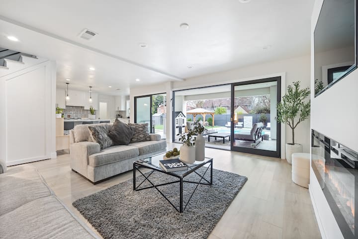 Luxury Modern House With Hot Tub & Pool - Sacramento, CA