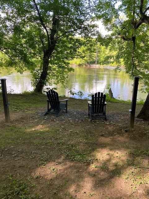 Rivah Retreat, HotTub~Firepit-Fishing-Deck-Private