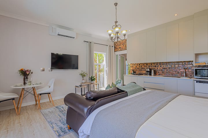 Superior Spacious Air-conditioned King Suite - Langebaan