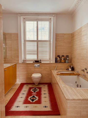 Knightsbridge Townhouse Harrods Hyde Park Sleeps 8 gallery image 4