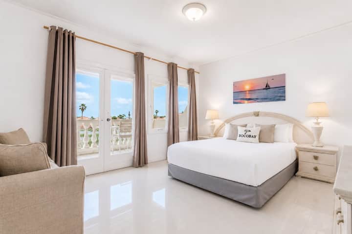 Chambre confortable avec un lit moelleux, des draps de qualité, beaucoup d'espace de rangement et une ambiance paisible.