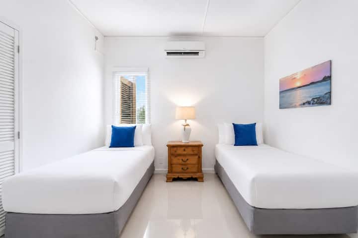 Chambre confortable avec un lit moelleux, des draps de qualité, beaucoup d'espace de rangement et une ambiance paisible.