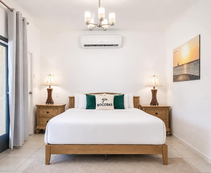 Chambre confortable avec un lit moelleux, des draps de qualité, beaucoup d'espace de rangement et une ambiance paisible.