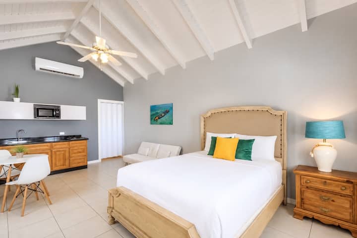 Chambre confortable avec un lit moelleux, des draps de qualité, beaucoup d'espace de rangement et une ambiance paisible.