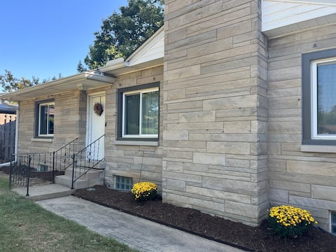 Mid-century Modern Campus Getaway: Walk to campus!
