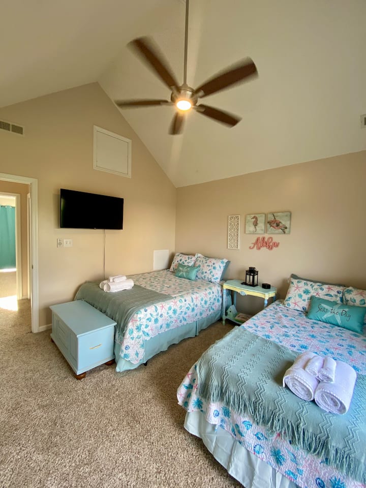 تحتوي غرفة النوم هذه بحجم كوين وغرفة النوم الكاملة على مساحة كبيرة للتمدد... مع سطحها الخاص.