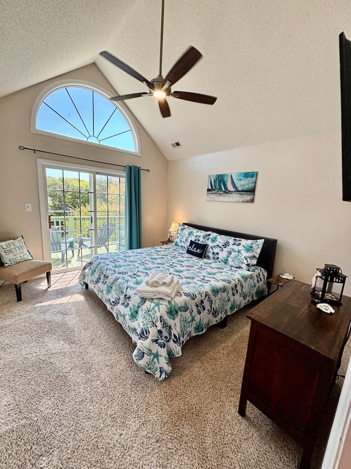 تحتوي غرفتنا التي تضم سرير كينج في الطابق الثالث على سطح خاص بها أيضًا.