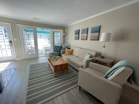 Popular Airbnb listing: Turtle Townhouse - 2 blocks from Inlet in Georgetown