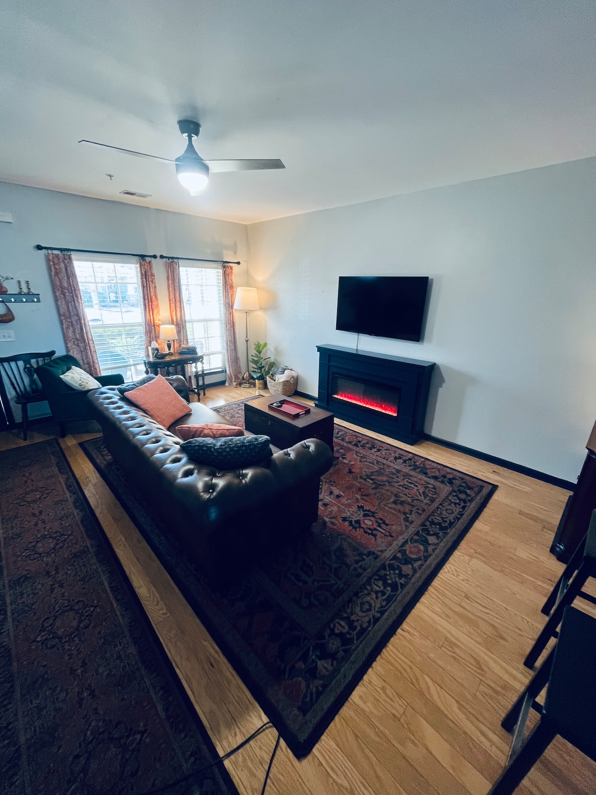 ห้องนั่งเล่นพร้อมเตาผิงไฟฟ้า/เครื่องทำความร้อนที่อบอุ่น 