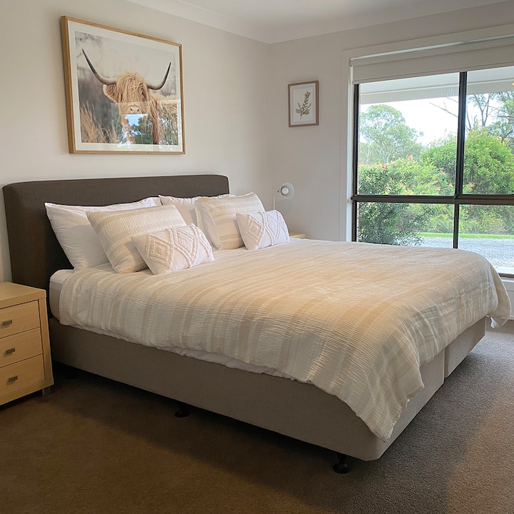 King sized bed. Ceiling fan and built in wardrobe. This room has ensuite.