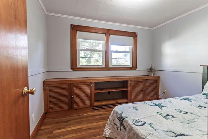 Quarto duplo com ar condicionado, recém-pintado, móveis novos, móveis de galeria, colchão e proteção com armários embutidos para guardar itens domésticos para banheiro, secador de cabelo, cesto de roupa suja, espelho, armário com lenço de banho extra, mesa de cabeceira e lâmpada.