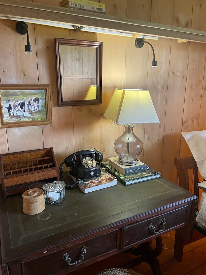 Chumba hiki kina kitanda kikubwa cha starehe cha mchana na dawati la kuleta uandishi wako wa ubunifu.
Tunaweza kutoa kiasi cha ziada chini ya kitanda ikiwa inahitajika