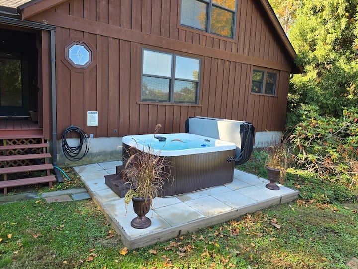 Beautiful Large Home in Private Woods with Hot Tub - Houses for