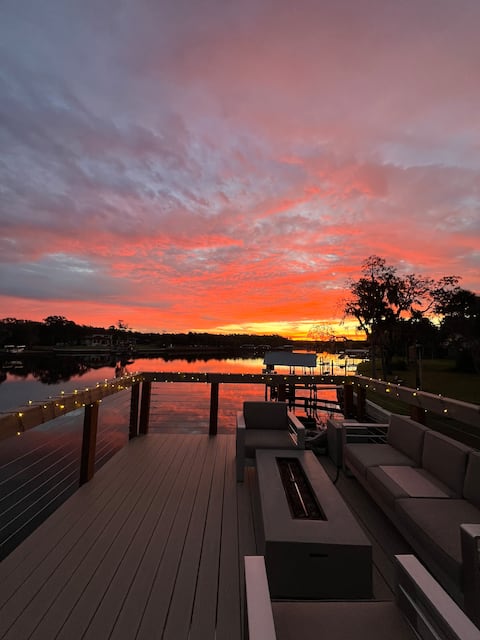 Riverfrnt 2-story dock, boat ramp, fire pits, WIFI