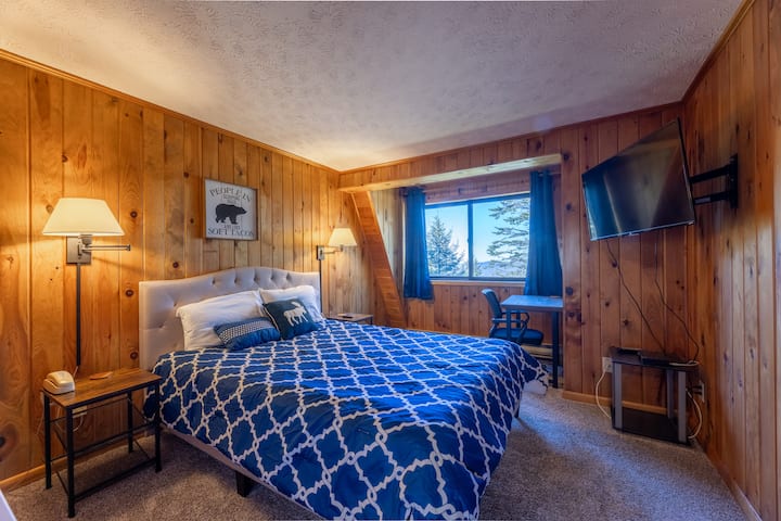 À l'étage : chambre à coucher no 2 avec grand lit, bureau et chaise