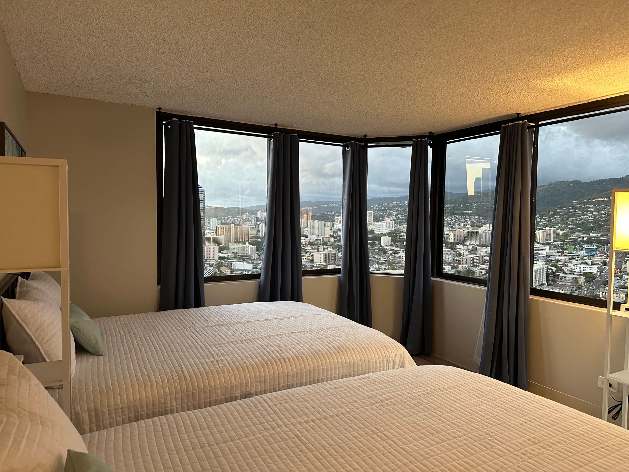 2 bed/2 bath Waikīkī apt sleeps 6 - Image 3