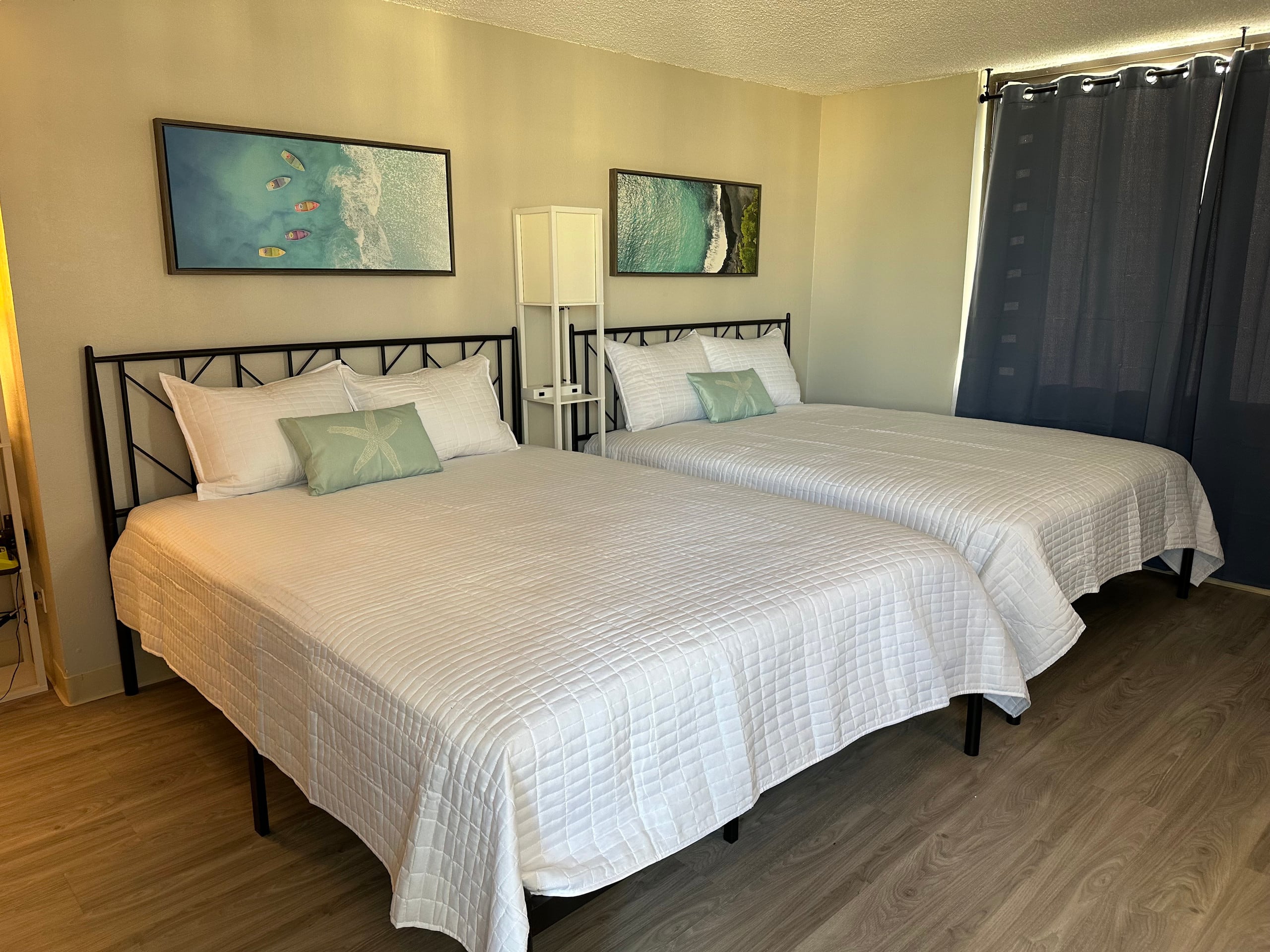 2 bed/2 bath Waikīkī apt sleeps 6 - Image 1