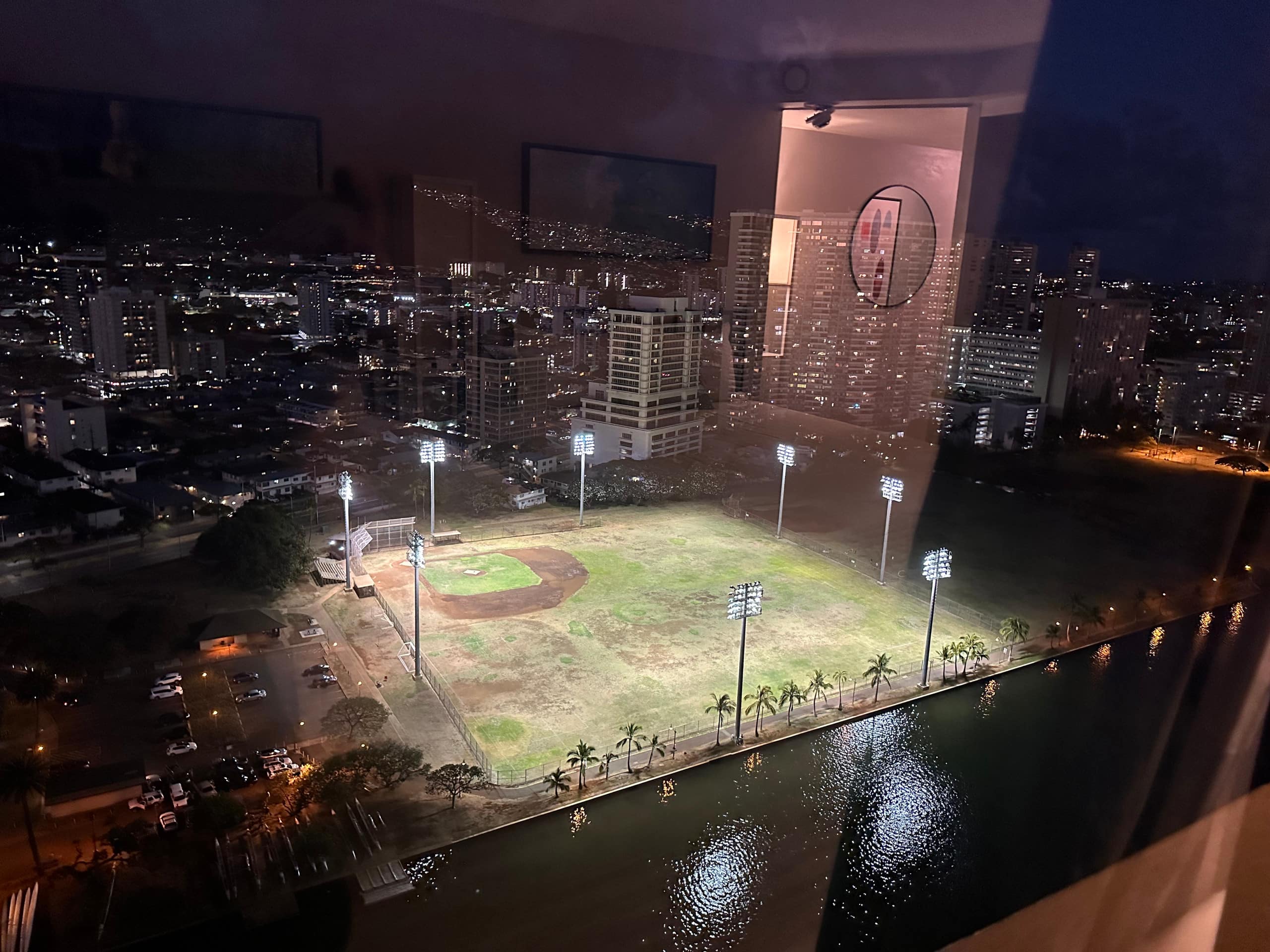 2 bed/2 bath Waikīkī apt sleeps 6 - Image 9